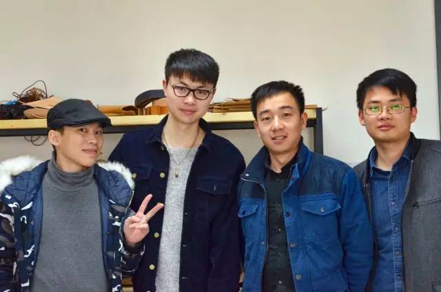 他悄悄溜进她的私信里 产品图片