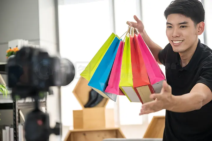 不愿恋爱的雀斑小姐 产品主图